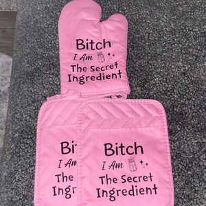 Pink Kitchen Oven Mitt and Pot Holder Set